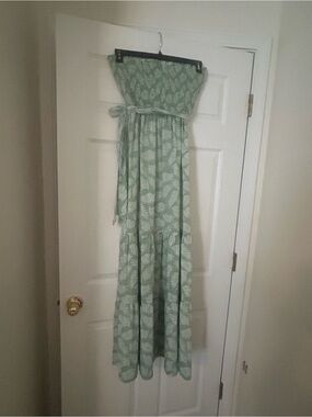 eesome Sage Green Strapless Leaf-Print Maxi Dress